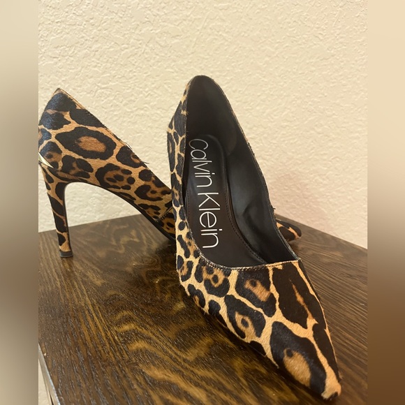 Calvin Klein cheetah print high heel. Practically new. Woman’s size 9.5 - Picture 3 of 5